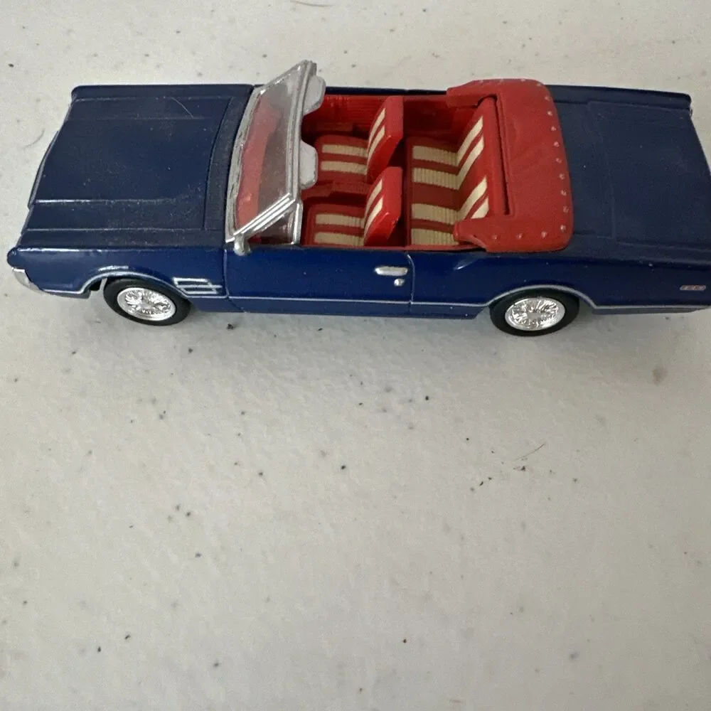1966 Oldsmobile 442 convertible Metallic Blue red/ white interior 1:43 Diecast